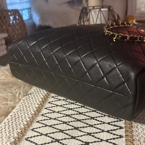 CHANEL Black Quilted Leather Shoulder Bag with Gold Chain - Picture 14 of 17